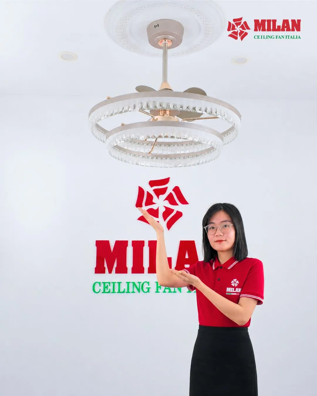 Đèn chùm pha lê là điểm nhấn của sản phẩm.